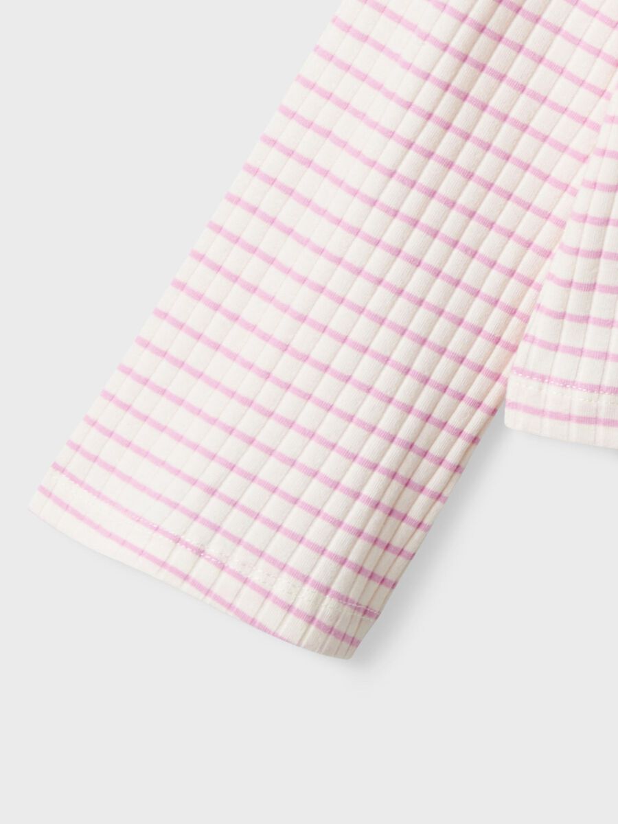 KORTE TOP MET LANGE MOUWEN