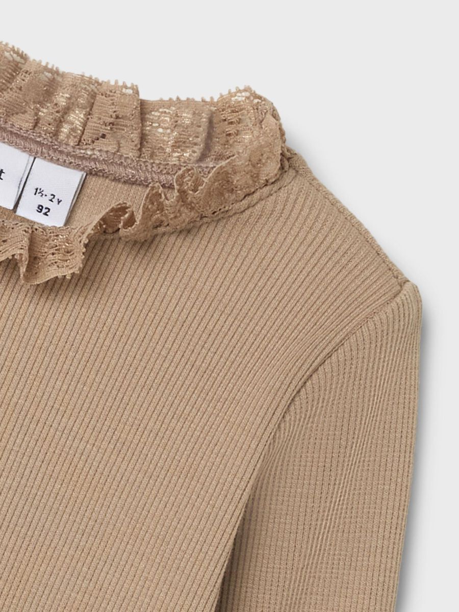 RIBGEBREID TOP MET LANGE MOUWEN