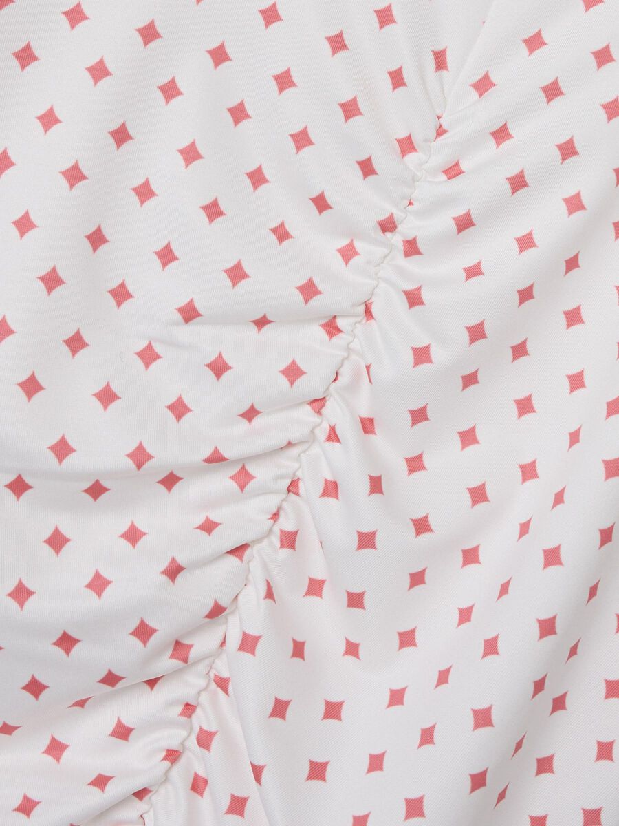 KORTE TOP MET LANGE MOUWEN