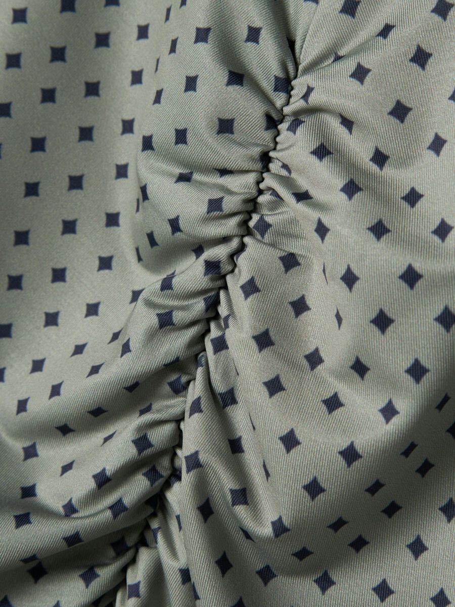 KORTE TOP MET LANGE MOUWEN