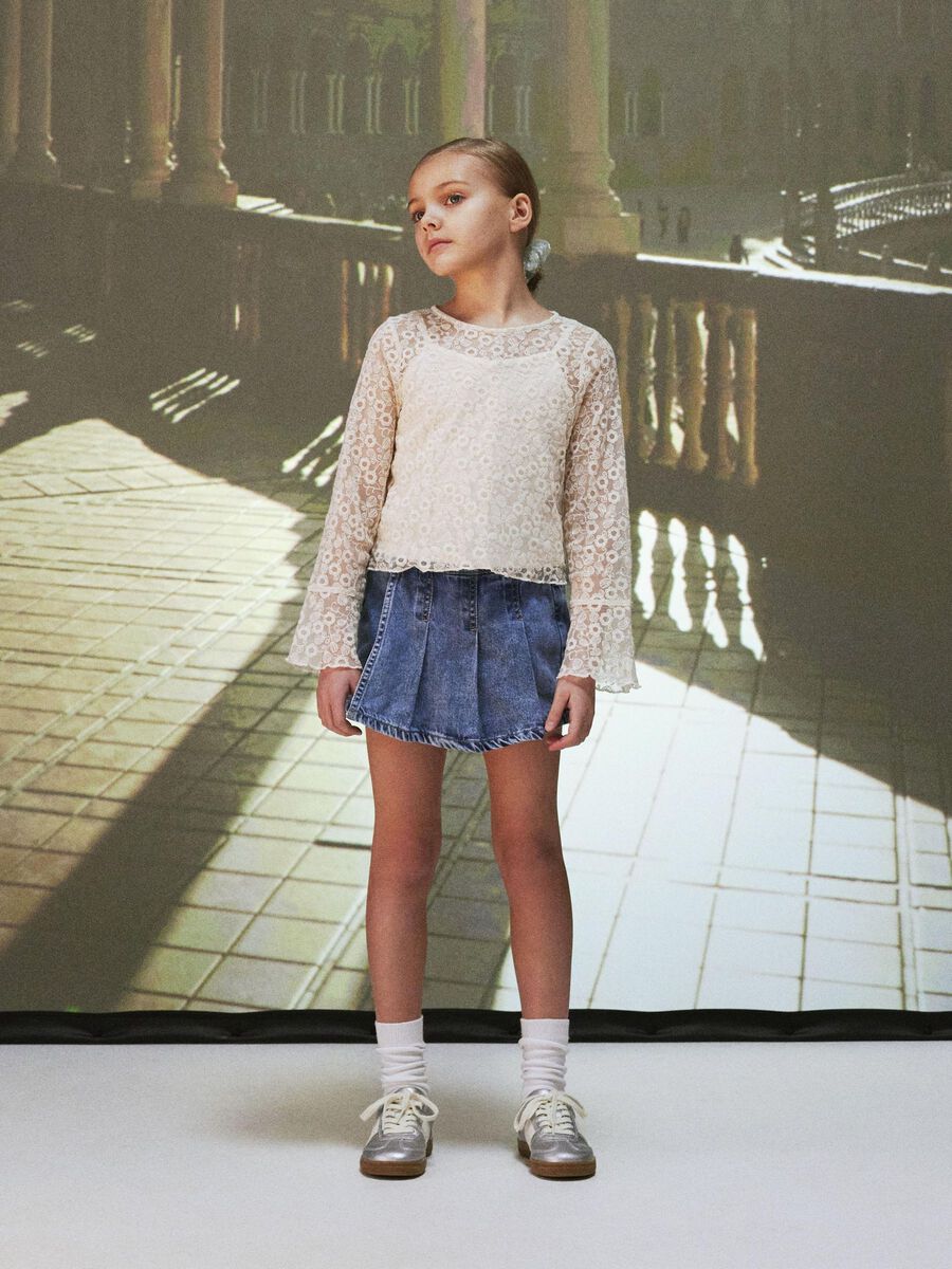 KORTE TOP MET LANGE MOUWEN