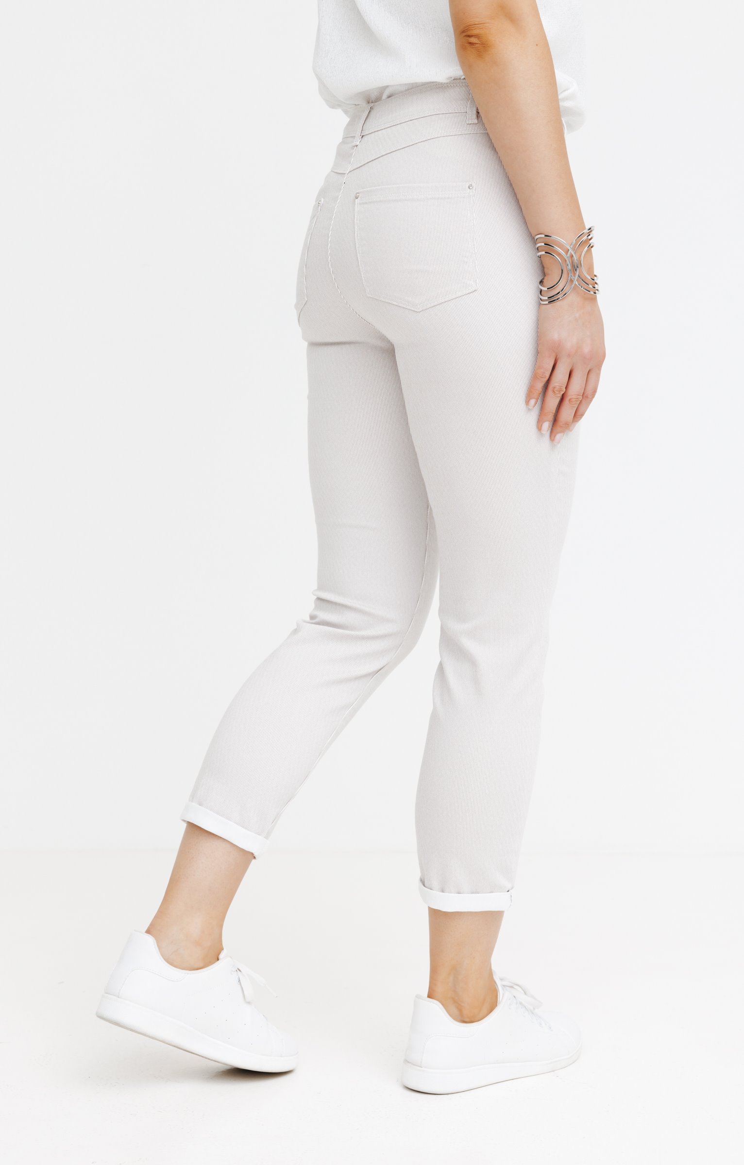 Pantacourt avec fines rayures - GRÈGE