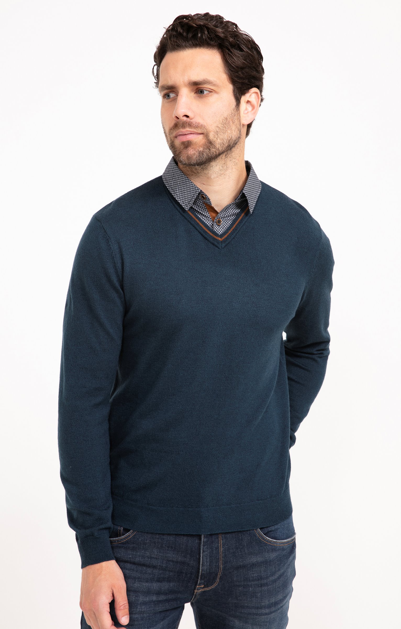 Pull uni col V avec chemise - PÉTROLE