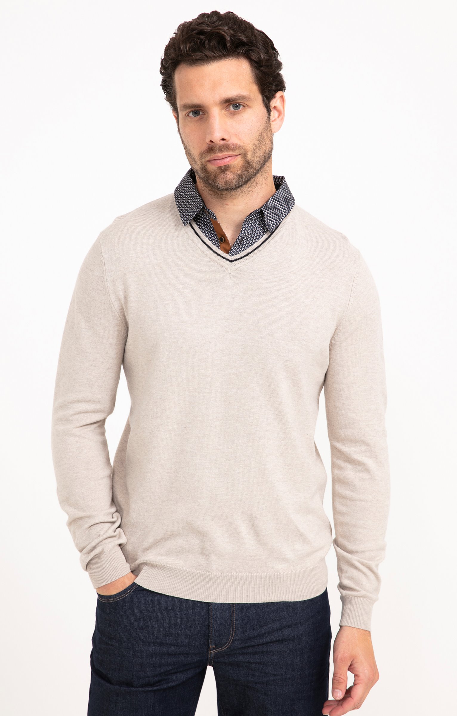 Pull uni col V avec chemise - BEIGE