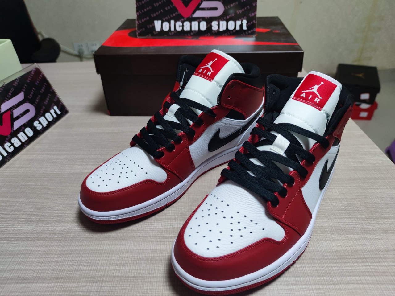 Jordan 1 Mid Chicago 554724-173