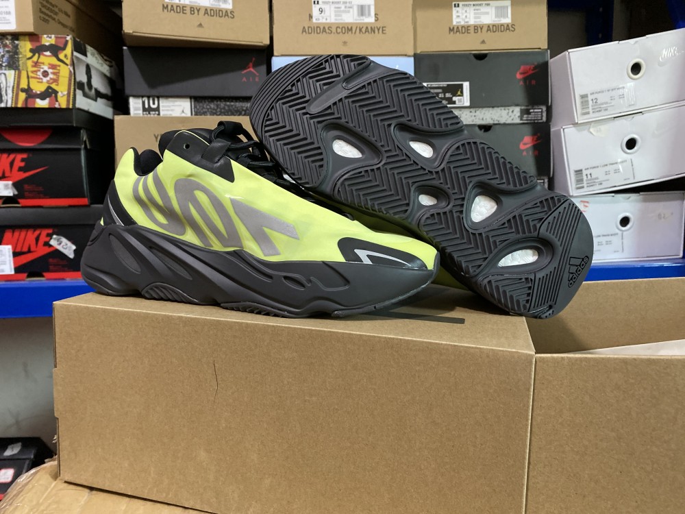 adidas Yeezy Boost 700 MNVNPhosphor