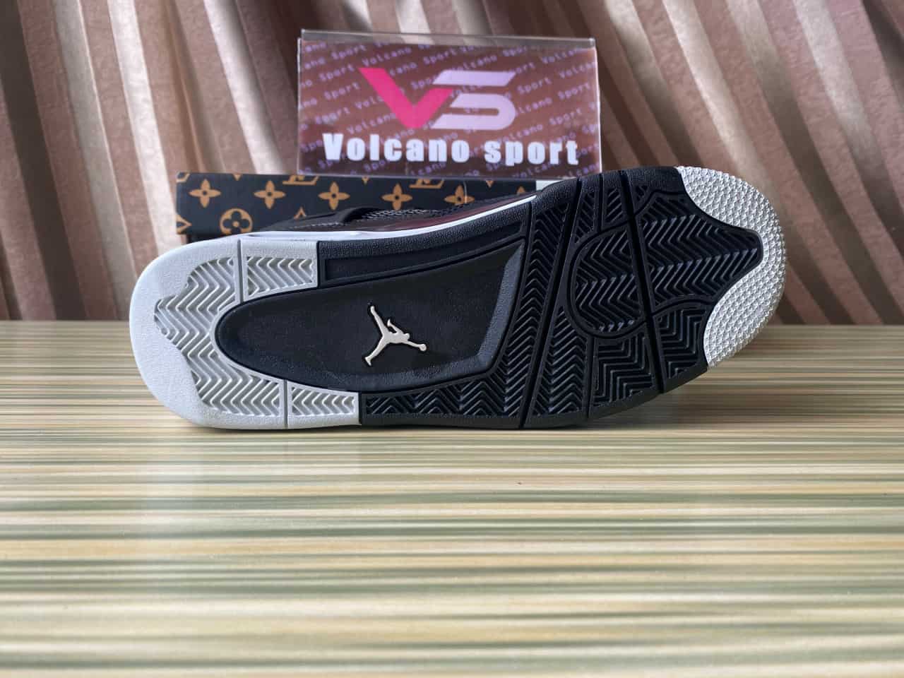 Jordan 4 X LV