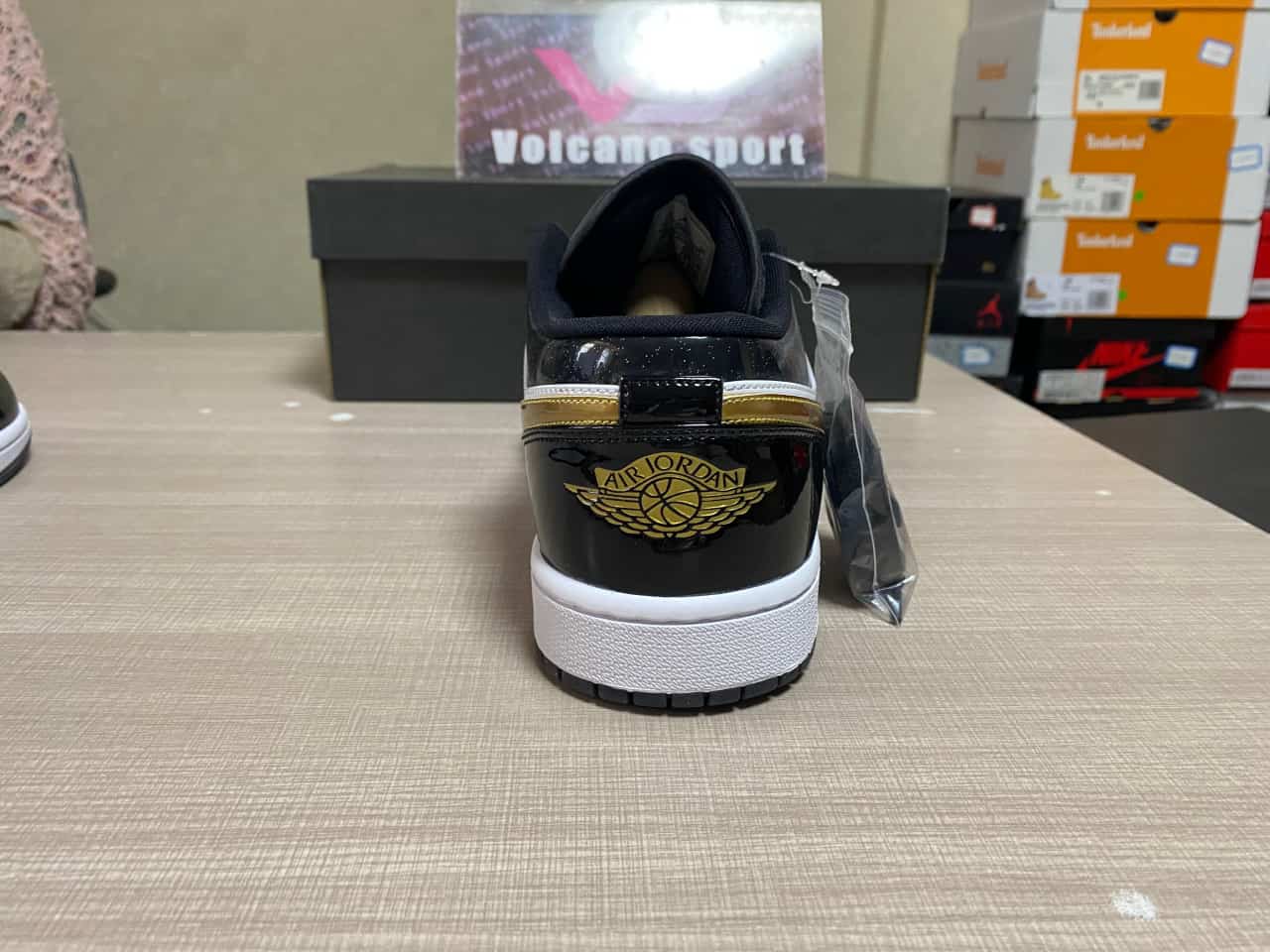 Jordan 1 Low SE Gold Toe DR6970-071