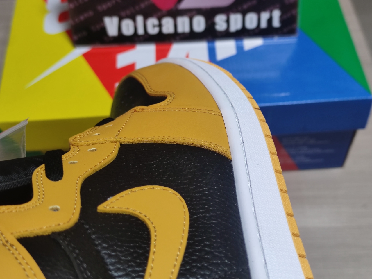 Jordan 1 Retro High Pollen 555088 701