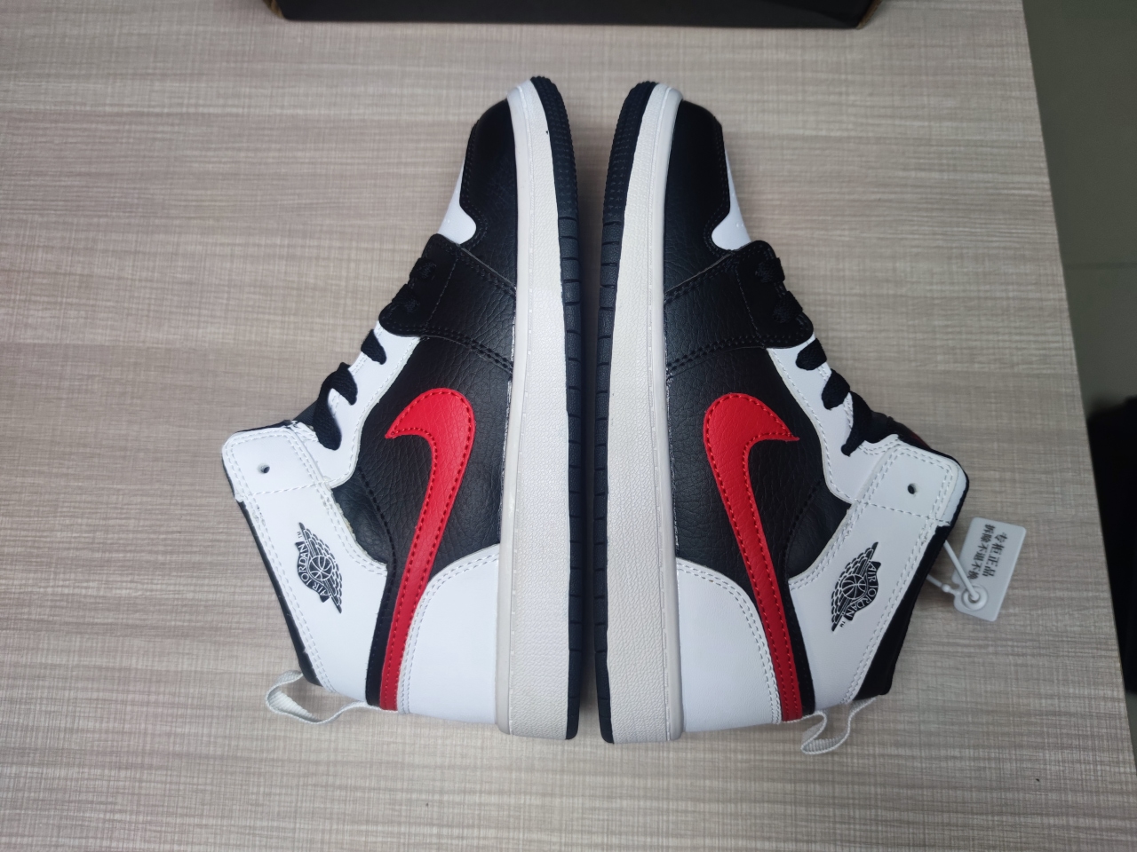 Air Jordan 1 Mid 555088 075