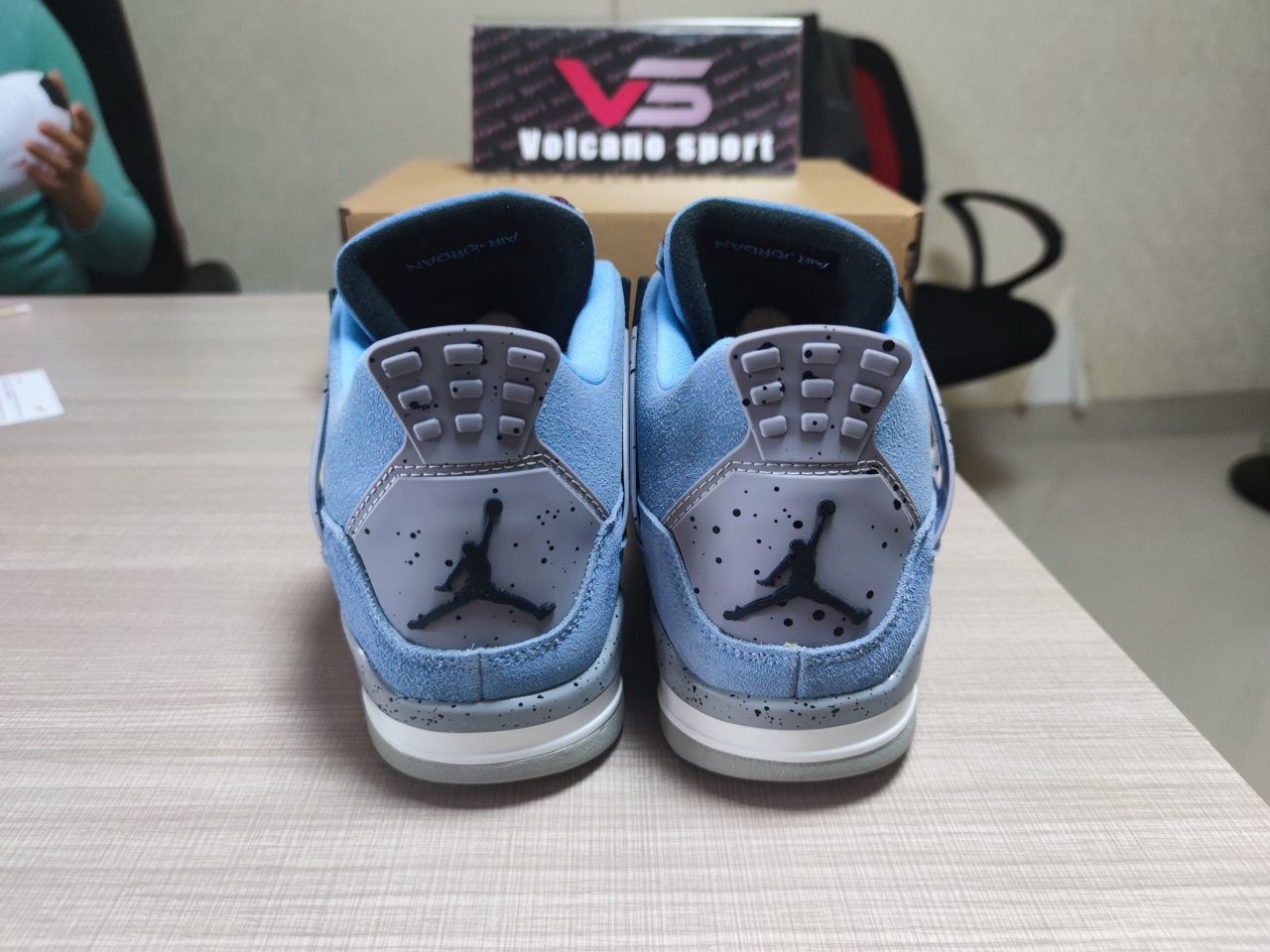 Jordan 4 “University Blue”CT8527-400