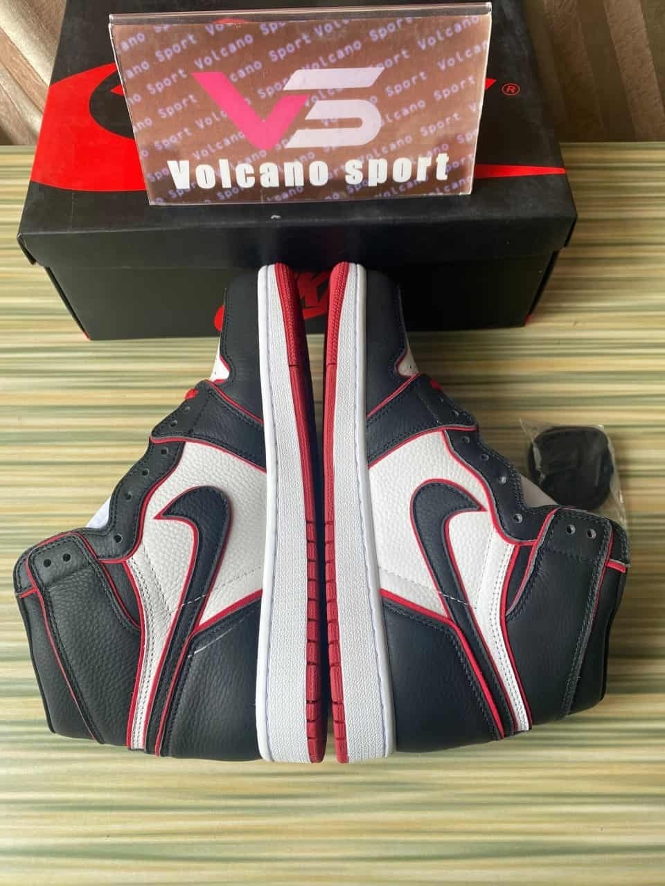 Jordan 1 Retro High Bloodline 555088-062