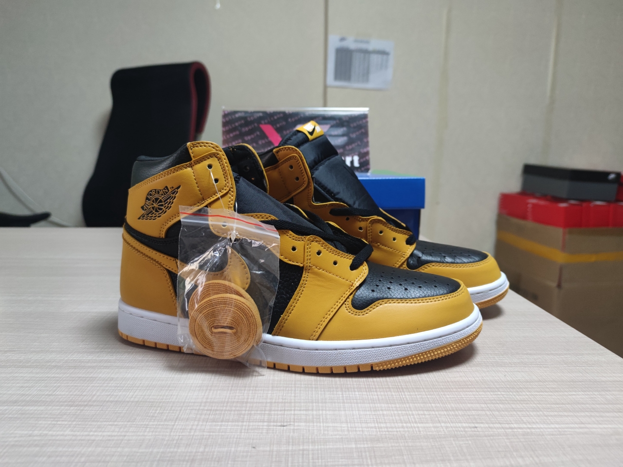 Jordan 1 Retro High Pollen 555088 701