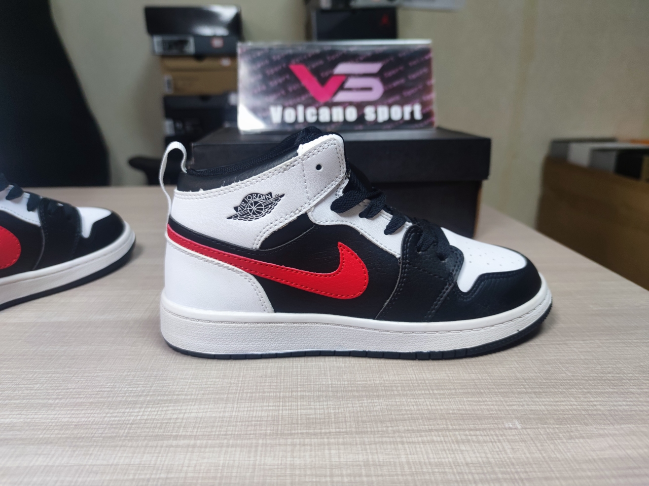 Air Jordan 1 Mid 555088 075