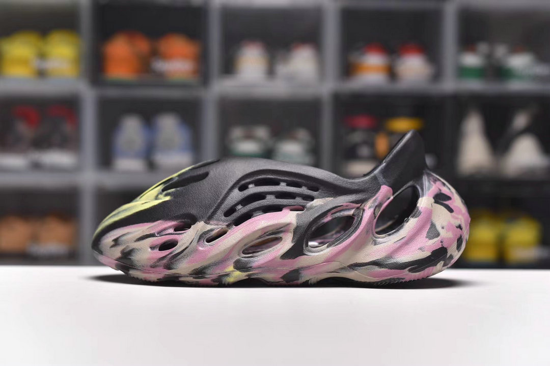 adidas Yeezy Foam RNR MX Carbon IG9562