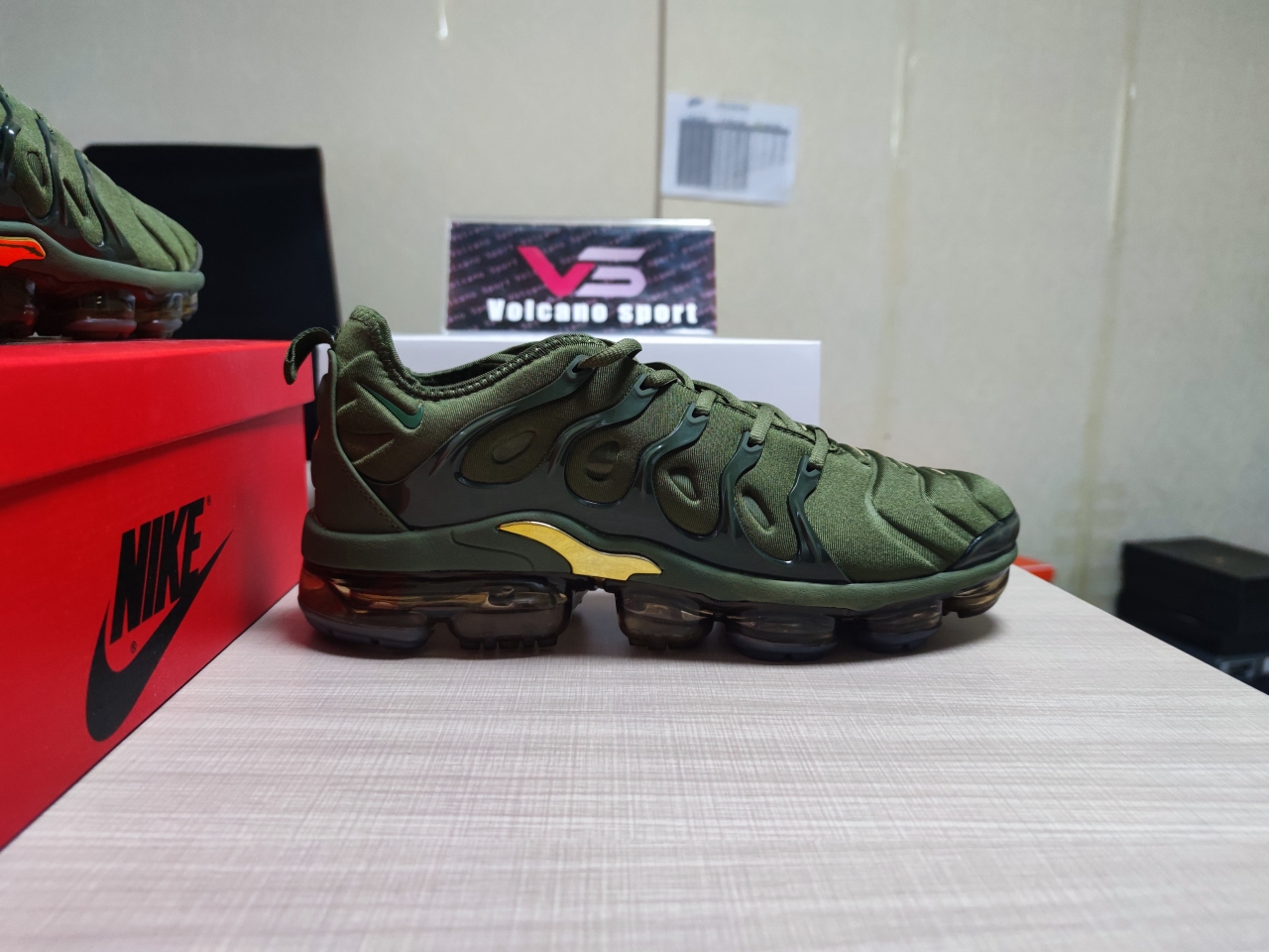 Air VaporMax Plus ARMY GREEN 924453 300