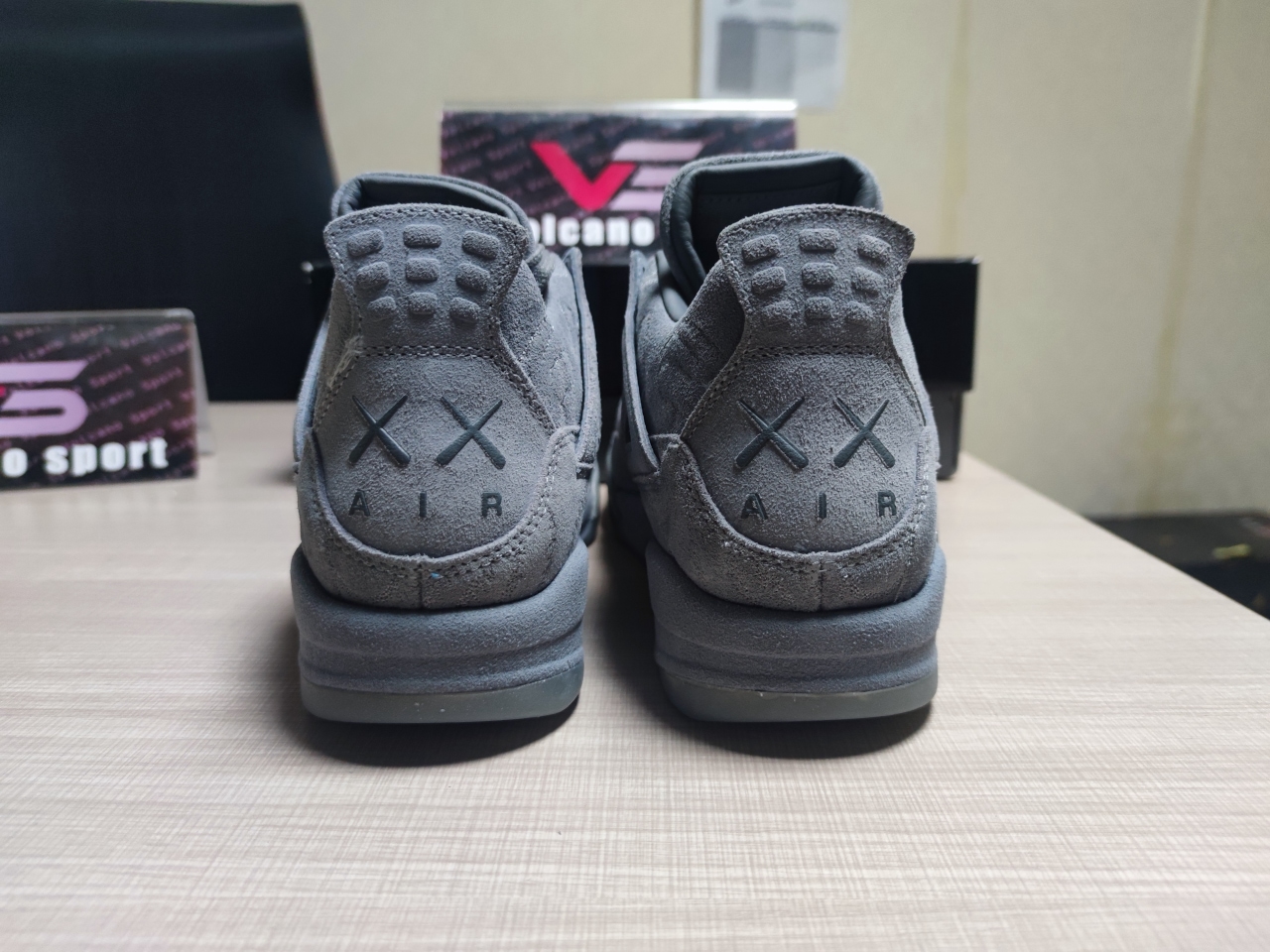 Jordan 4 Retro Kaws 930155 003
