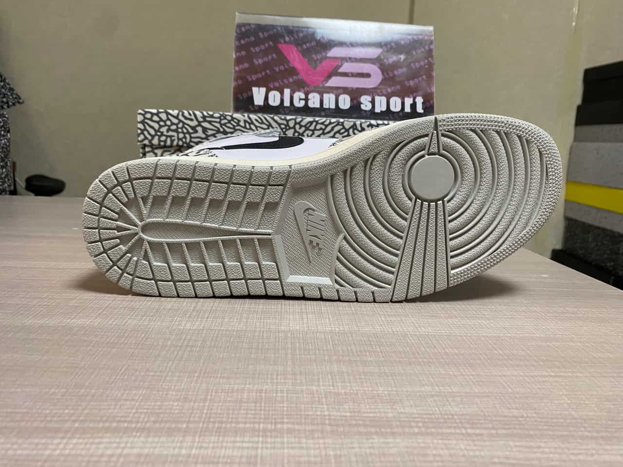 Jordan 1 Retro High OG White Cement DZ5485-052