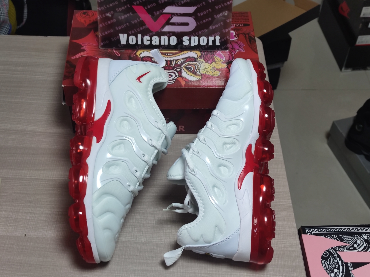 Air VAPORMAX Plus White and red 849557 009