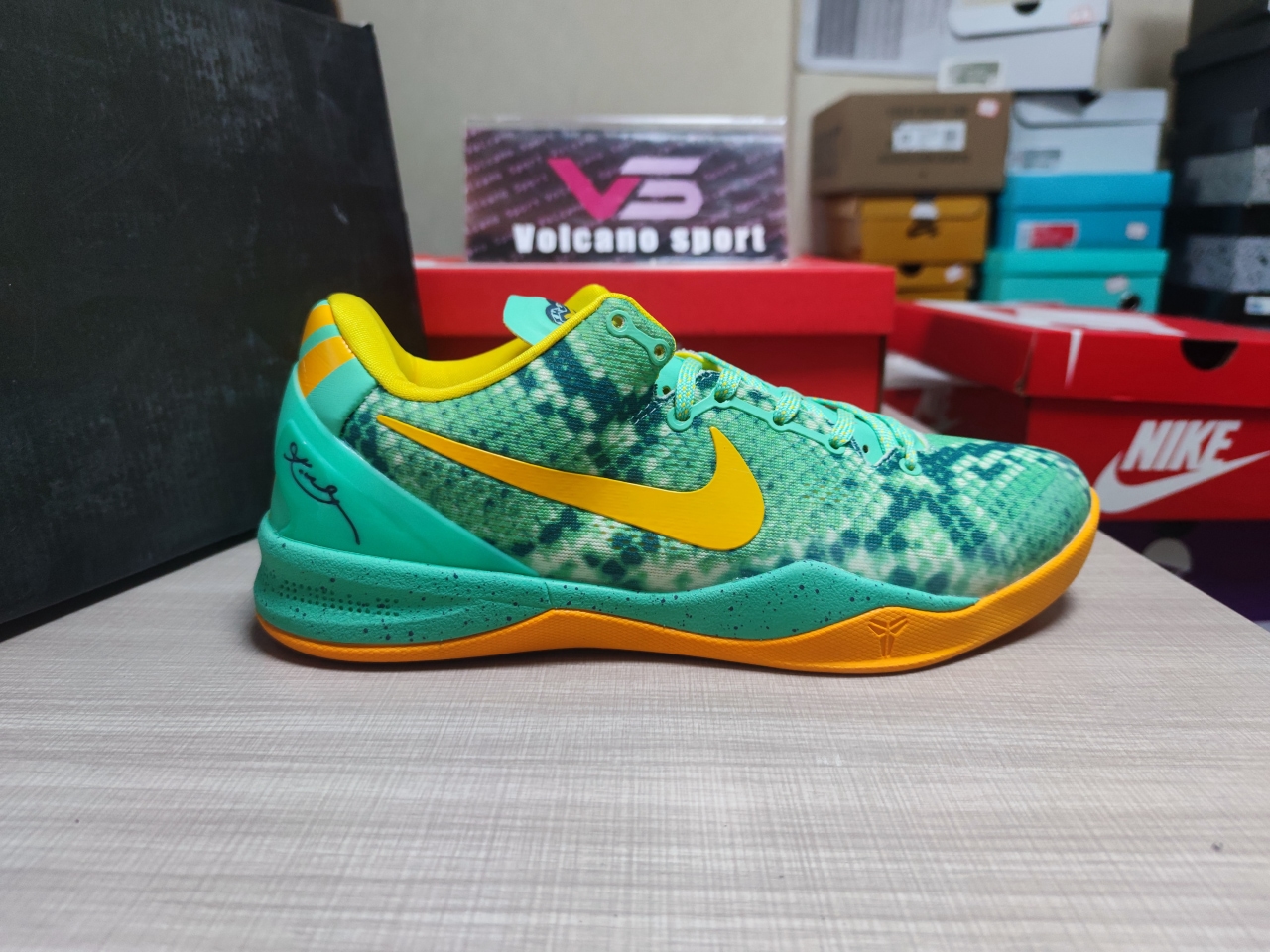 Kobe 8 System Green Glow Laser Orange 555035-304