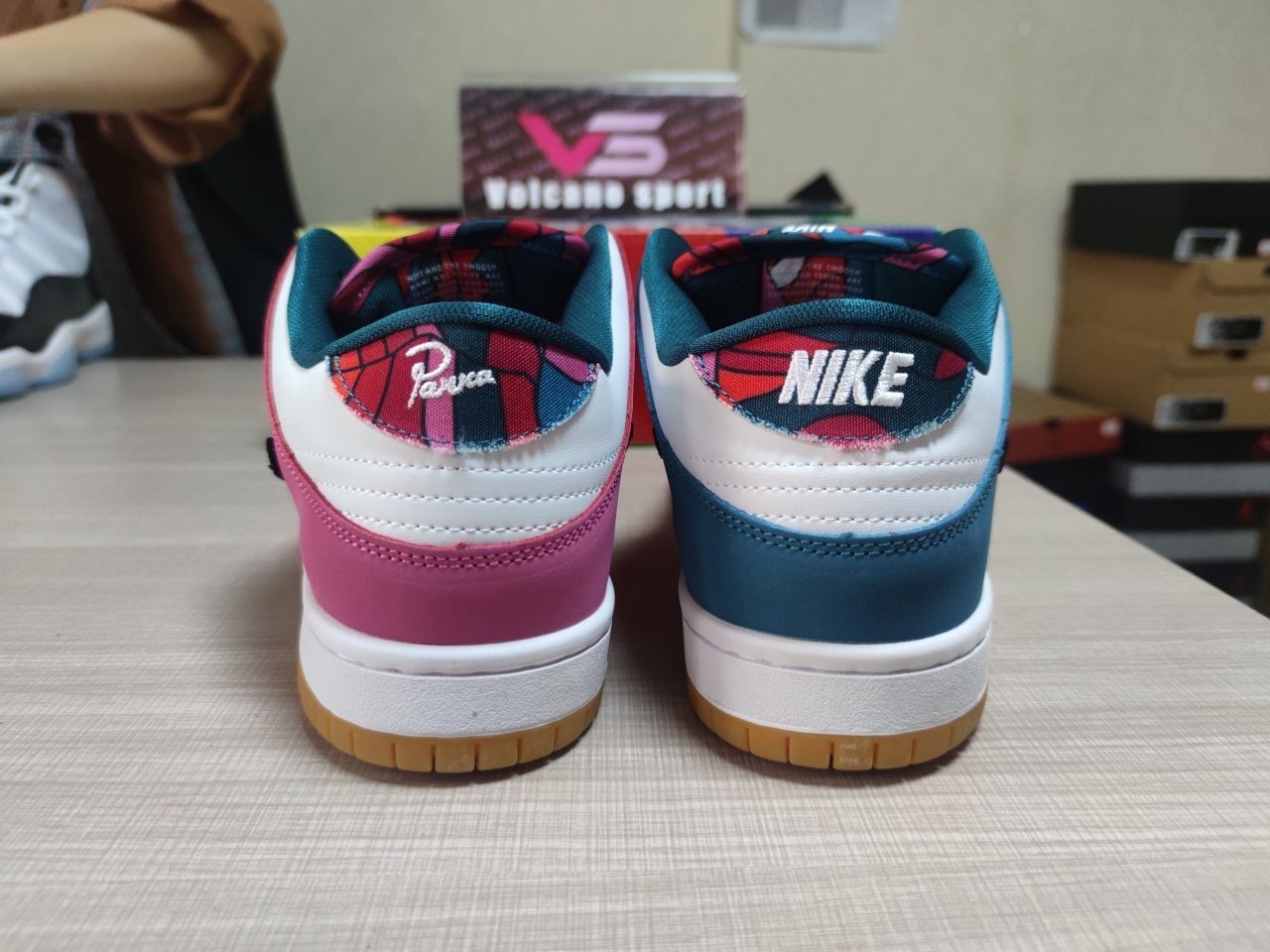 SB Dunk Low Pro QS Parra (Friends & Family) DH7695-100