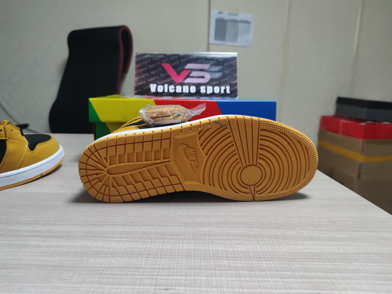 Jordan 1 Retro High Pollen 555088 701