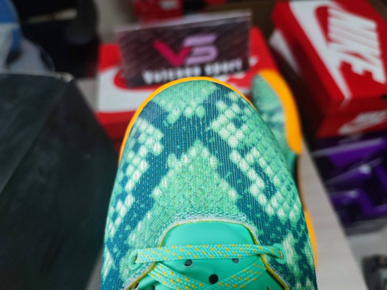 Kobe 8 System Green Glow Laser Orange 555035-304