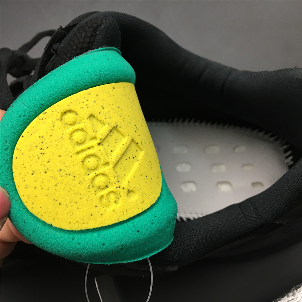 adidas Yeezy Boost 700 V2Vanta