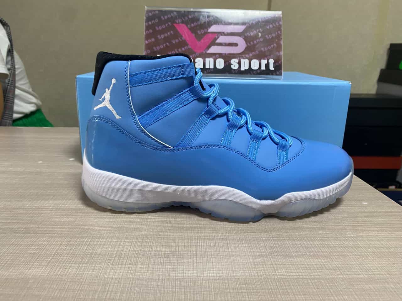 Jordan 11 Retro Pantone 689479-405