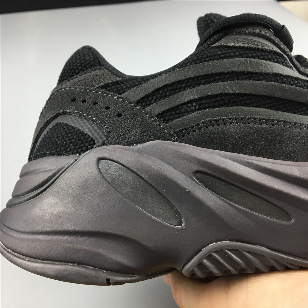 adidas Yeezy Boost 700 V2Vanta