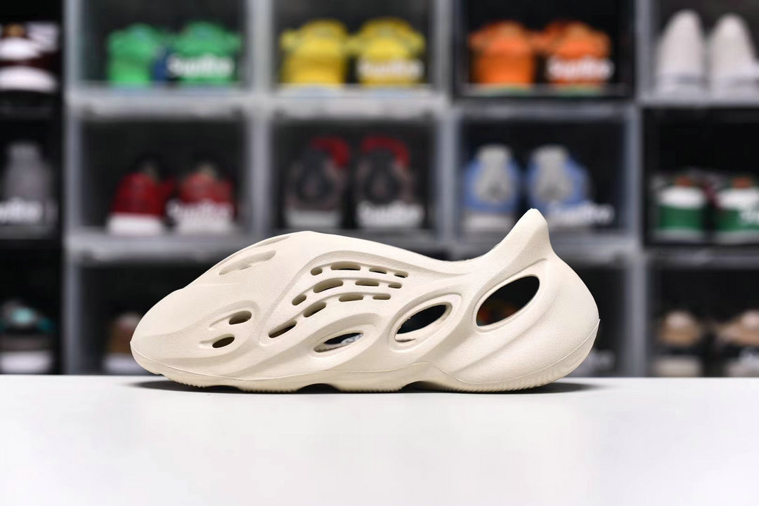 adidas Yeezy Foam RNNR Sand FV4567