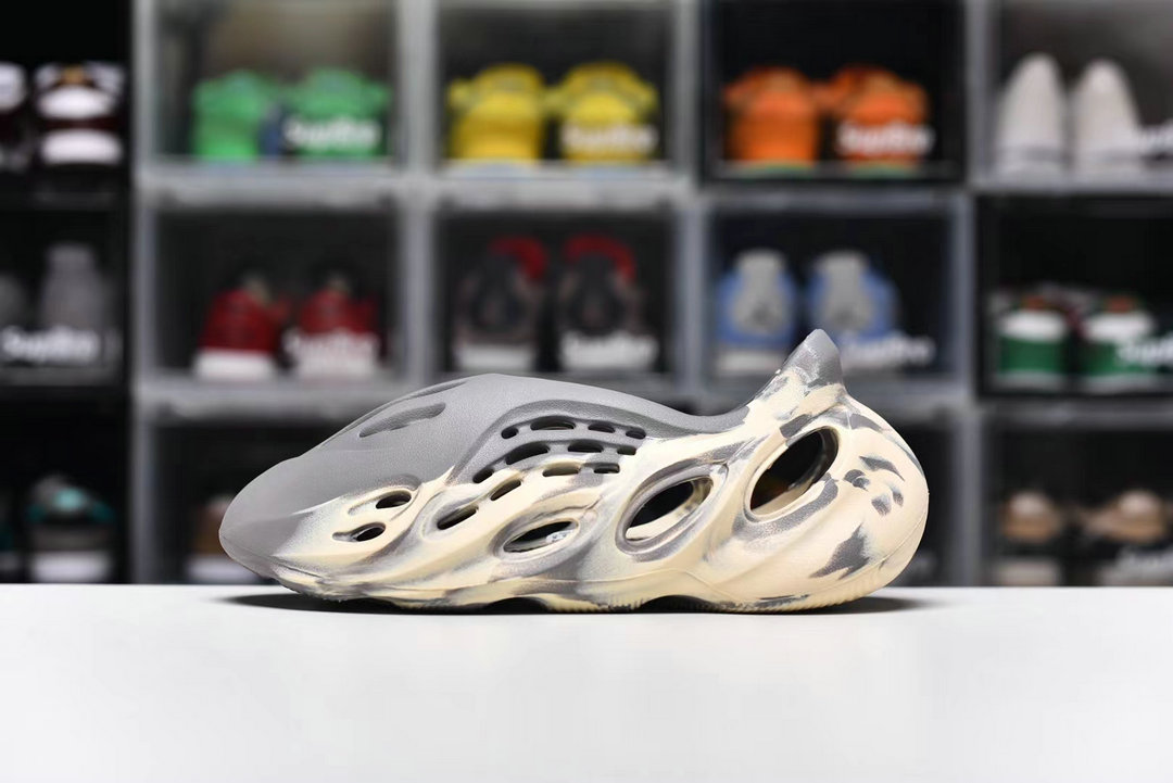 adidas Yeezy Foam RNNR MXT Moon Gray GV7904