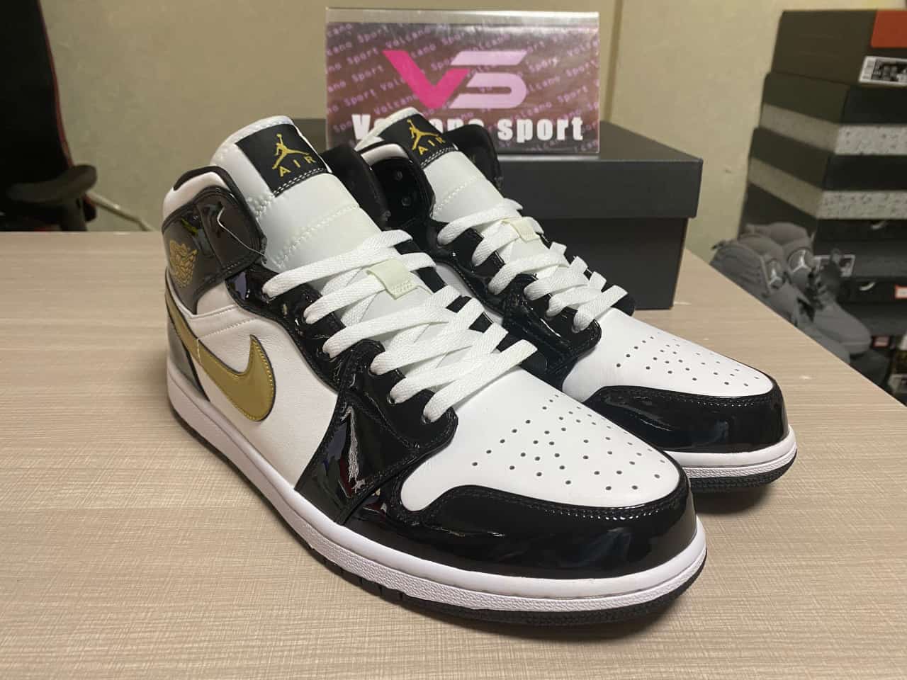 Jordan 1 Mid Patent Black White Gold 852542-007