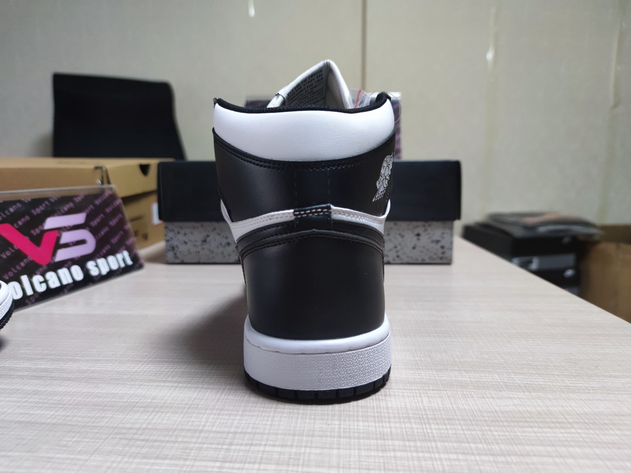 Jordan 1 Retro Black White 555088 010