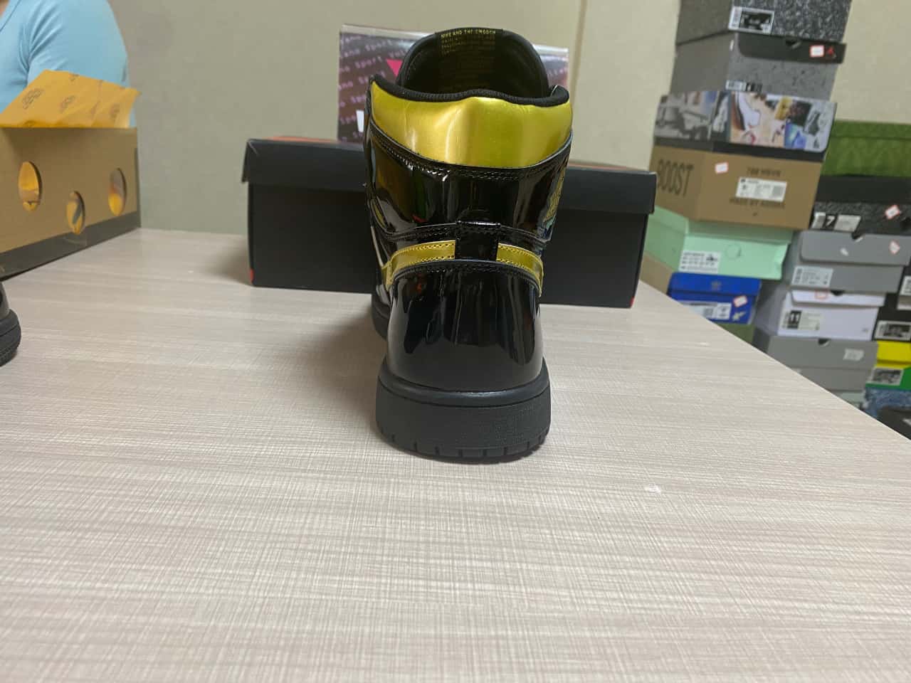 Jordan 1 Retro Black Metallic Gold 555088-032