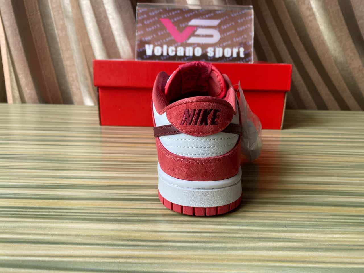 Dunk Low 'Valentine's Day 2024'FQ7056-100