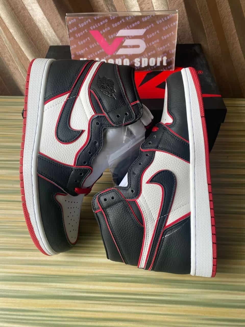 Jordan 1 Retro High Bloodline 555088-062