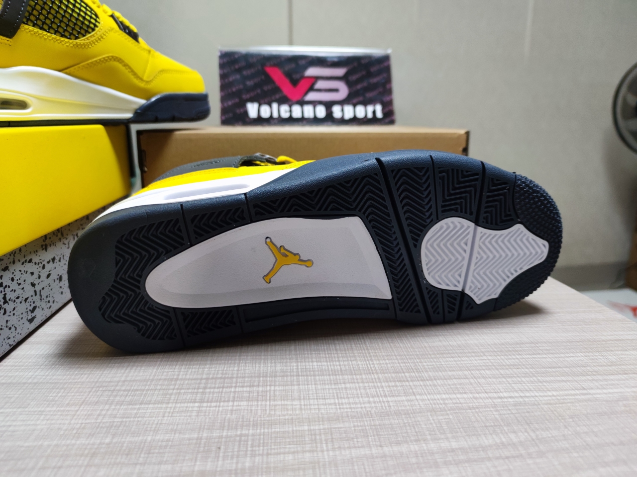 Jordan 4 “Lightning”CT8527-700