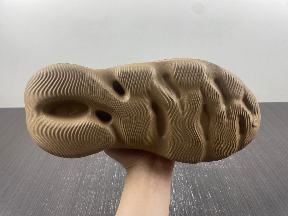 adidas Yeezy Foam RNR Stone Taupe  ID4752