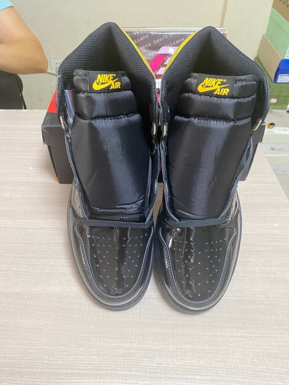 Jordan 1 Retro Black Metallic Gold 555088-032