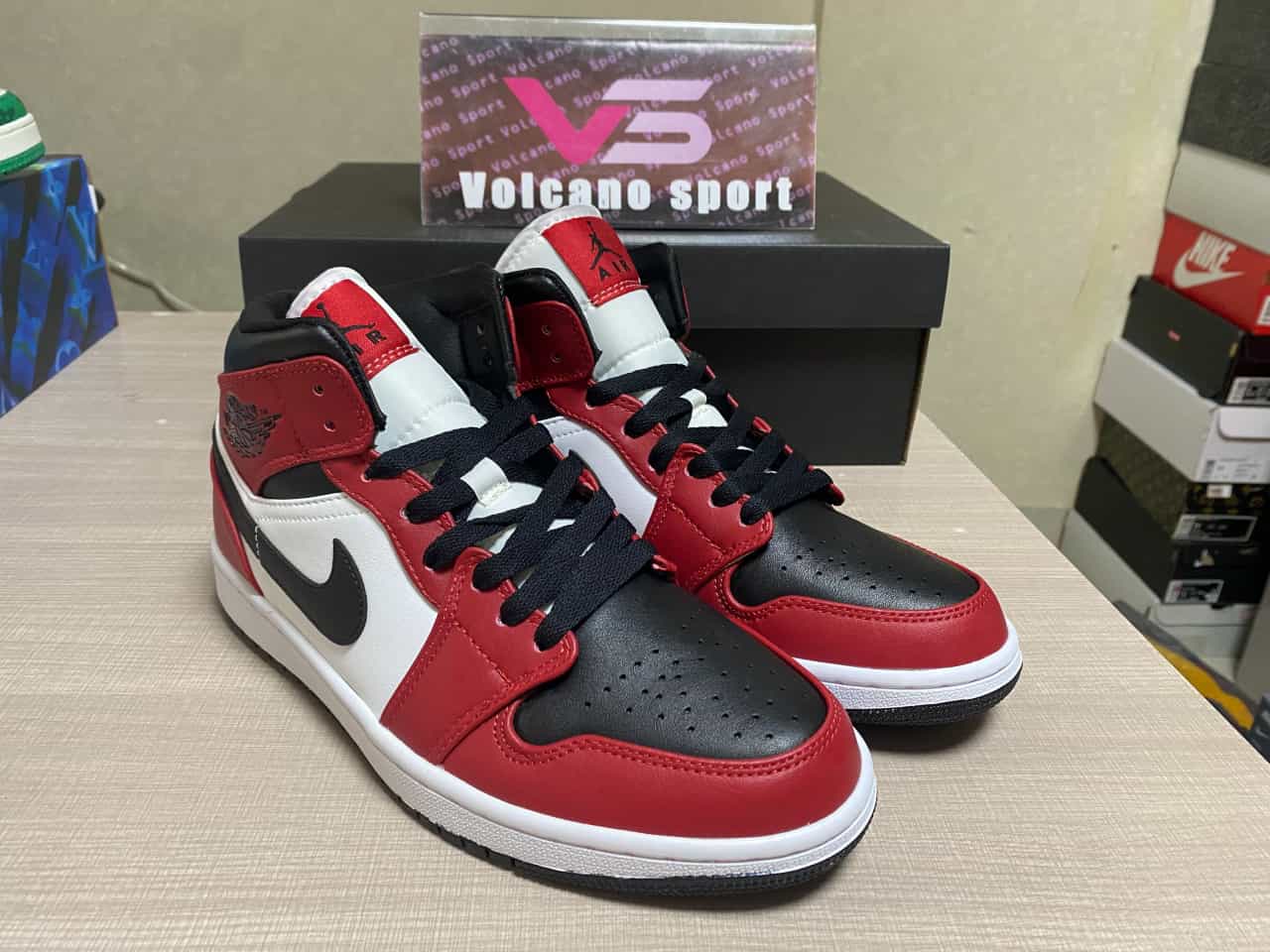 Jordan 1 Mid Chicago Toe 554724-069