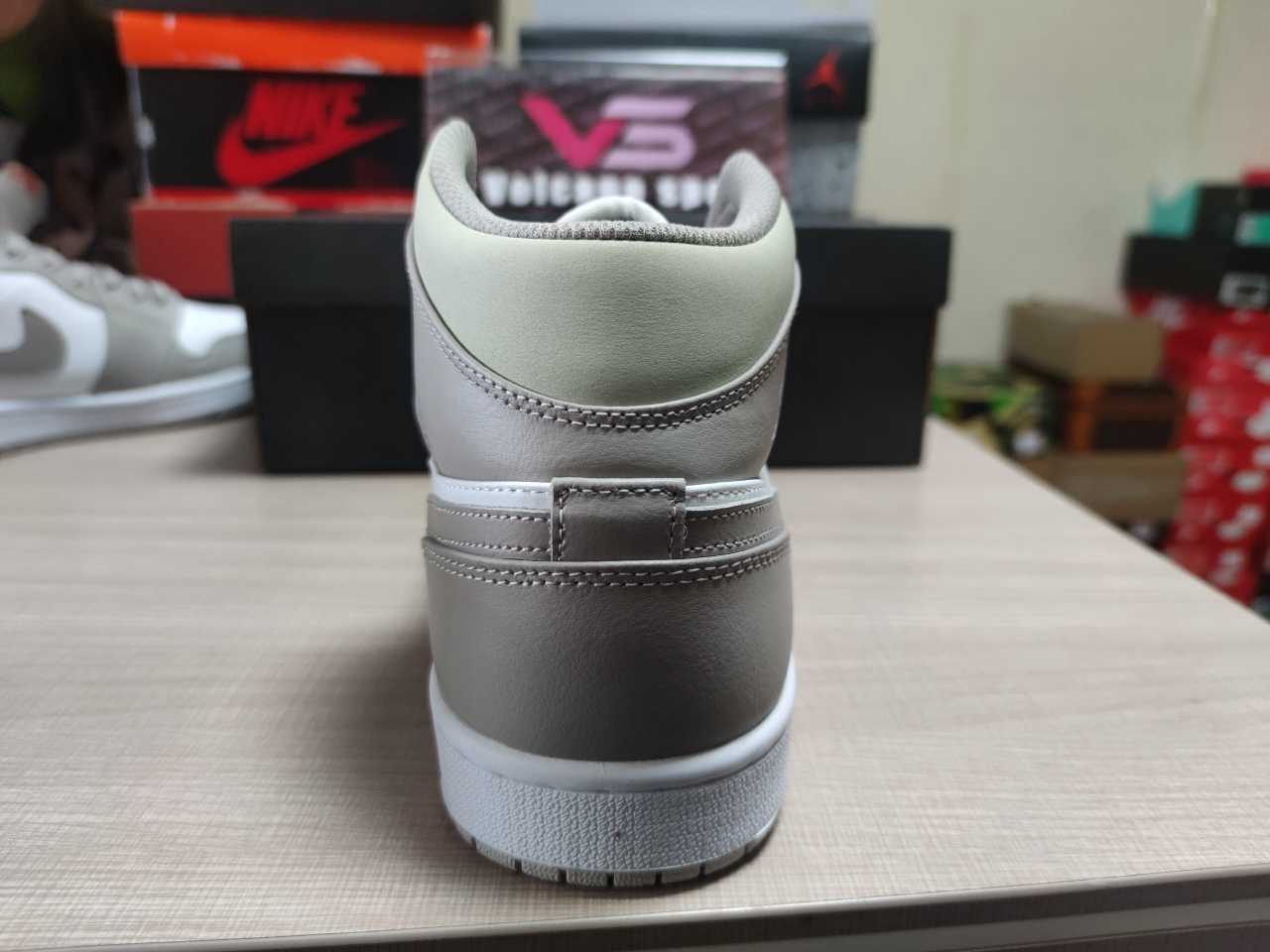 Jordan 1 Mid Linen 554724 082