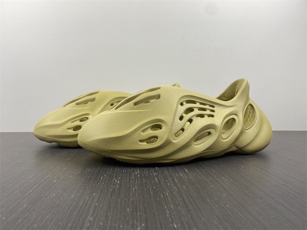 adidas Yeezy Foam RNNR Sulfur GV6775