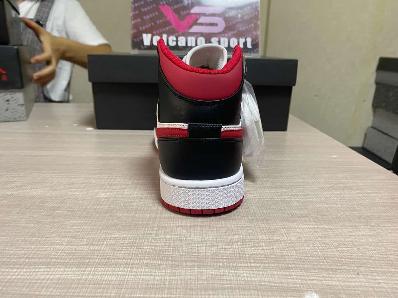 Jordan 1 Mid Gym Red Black White DJ4695-122