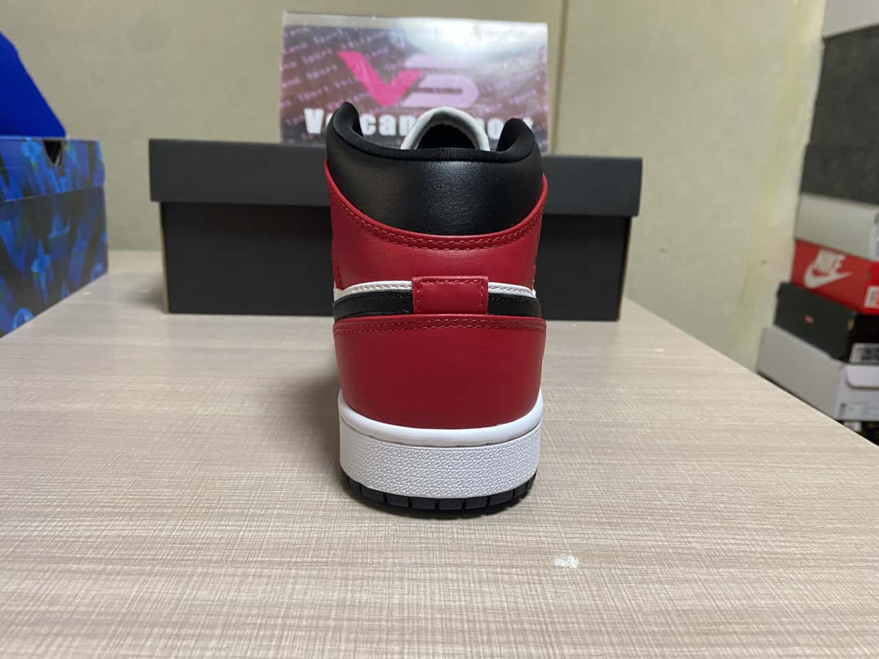 Jordan 1 Mid Chicago Toe 554724-069