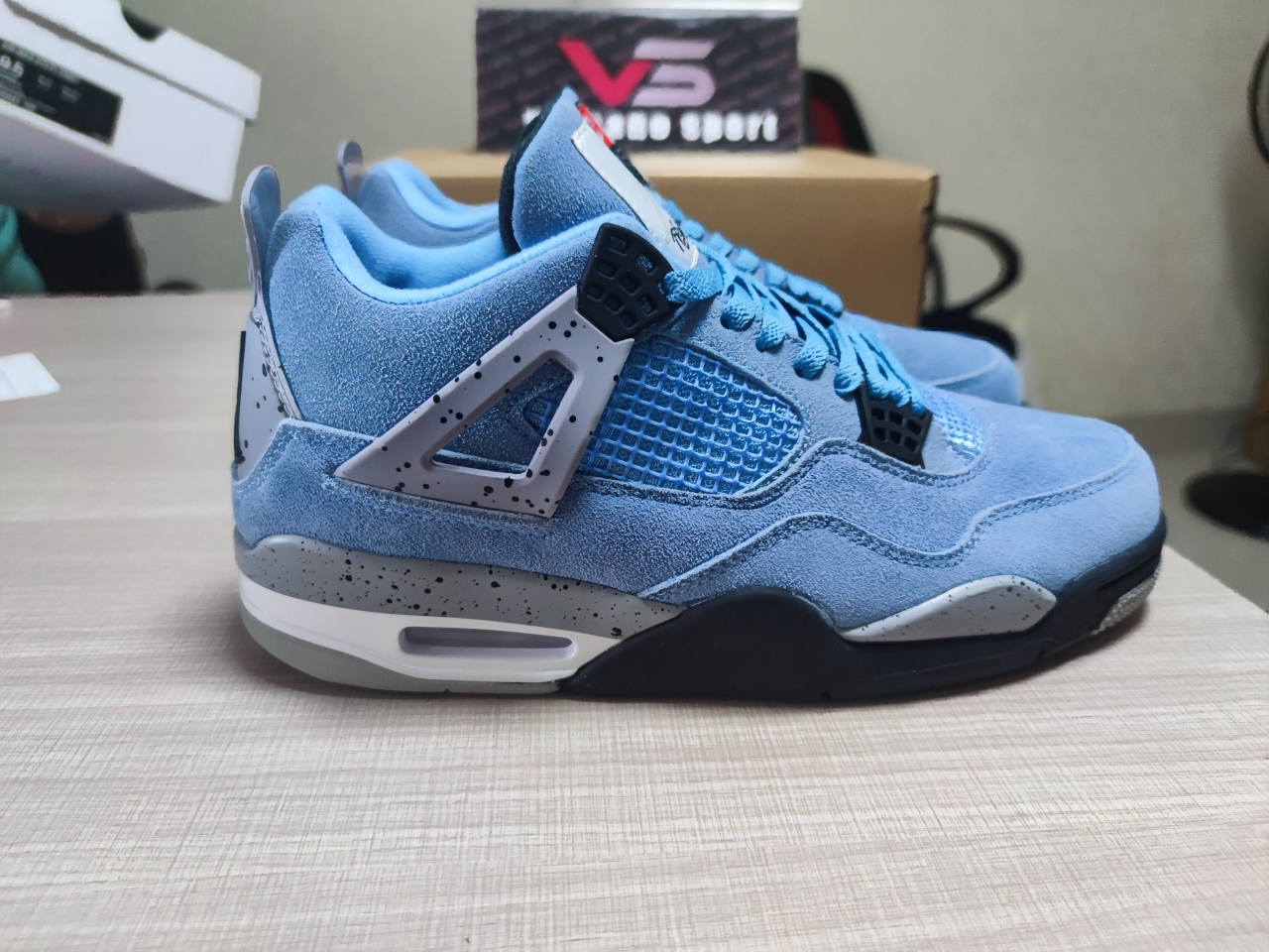 Jordan 4 “University Blue”CT8527-400
