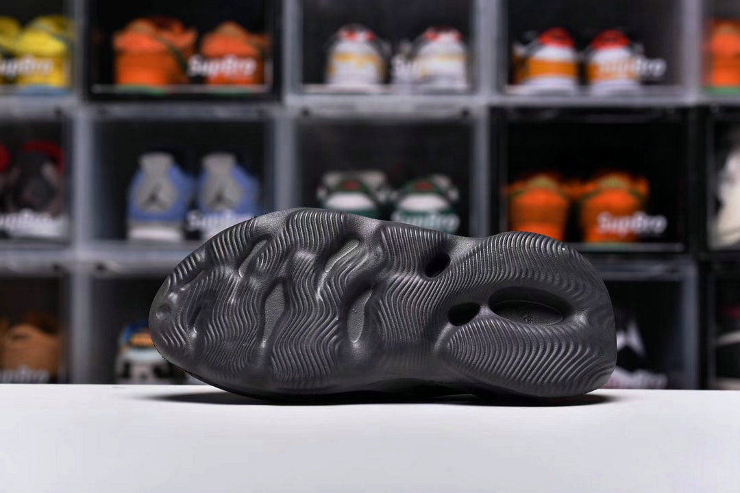 adidas Yeezy Foam RNR Onyx HP8739