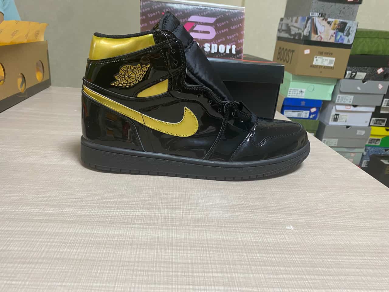 Jordan 1 Retro Black Metallic Gold 555088-032