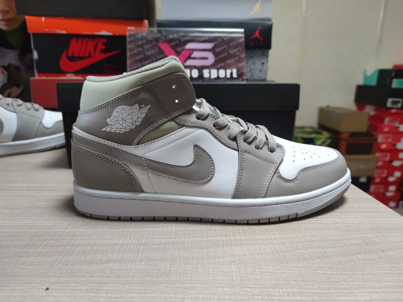 Jordan 1 Mid Linen 554724 082