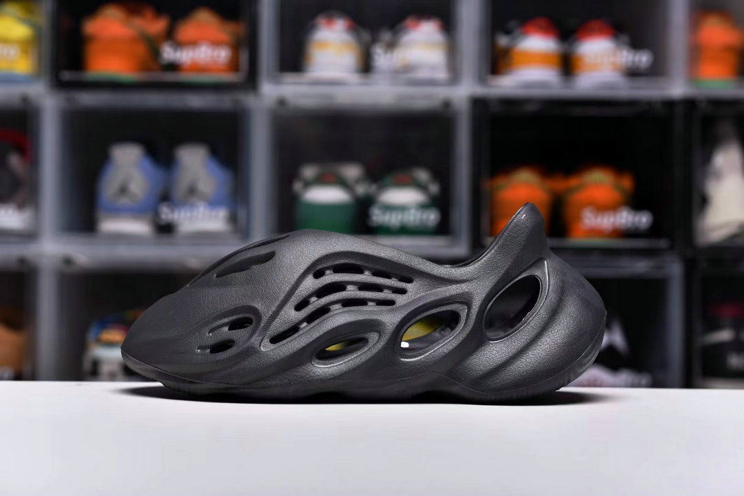 adidas Yeezy Foam RNR Onyx HP8739